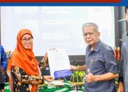 Dekan FAI Unismuh Makassar Dr Amirah Mawardi Serahkan SK Purna Tugas Dosen