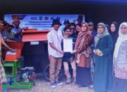 Kemendikbudristek Serahkan Bantuan Mesin Perontok Biji Kedelai dan Pencacah Limbah Panen pada Kelompok Tani di Desa Leang Leang Maros