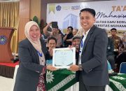 Jusri Adi M.Si Terima Penghargaan Tendik Favorit dari Dekan Fisip Unismuh Makassar