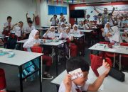 Pengabdian Internasional Unismuh Makassar Sosialisasi Mengurangi Kecanduan Mobile Phone di Sekolah Indonesia Kuala Lumpur Malaysia