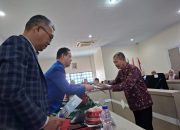 18 Karyawan Unismuh Terima SK Pensiun dan Dana Purnabakti, Rektor: Tetap Jaga Silaturahmi