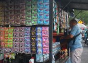 Syahruddin Pedagang Kaki Lima di Depan Unismuh Makassar Banting Tulang Untuk Menghidupi Keluarganya