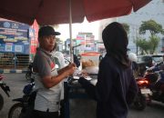 Daeng Uling Penjual Somay di Depan Unismuh Makassar Melayani Pembeli dengan Sapaan Khas