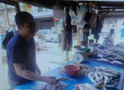 Daeng Lewa Penjual Ikan Di Pasar Antang Makassar Siapkan Bonus Bagi Pelanggan