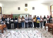 PGRI Cabang Marioriwawo Soppeng Serahkan Ratusan Paket Lebaran Bagi Guru Non ASN