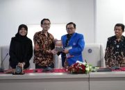 Plh Rektor Unismuh Makassar Prof Dr Andis Serahkan Buku Karya Pappaseng ri Elompugi pada Kepala Balai Bahasa Sulsel  
