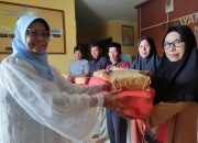 Rektor UNIPOL Dr Hj Andi Adawiah Salurkan Bantuan Sosial Korban Bencana Longsor di Desa Mattabulu Soppeng