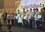 Sekjen KEMAWA Prof Dr Andhies Serahkan Buku Karyanya Pappaseng ri Elompugi pada Tokoh Asal Wajo di Acara Halal Bihalal dan Silaturrahim