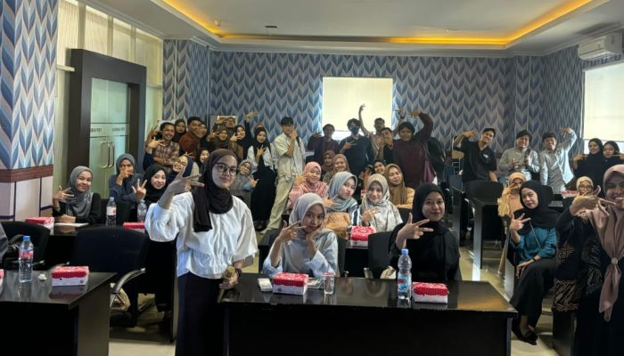 Prodi Komunikasi Unismuh Makassar Gelar Lokakarya Kepenulisan Datangkan Nara Sumber Peneliti dari Badan Riset dan Inovasi Nasional