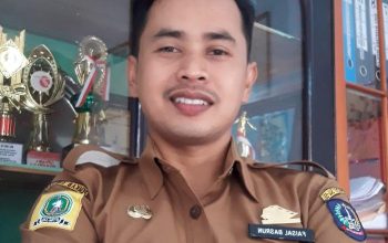 PGRI Ranting Barania Sinjai Memberi Buku Tulis Bagi Siswa yang Sudah Tamat