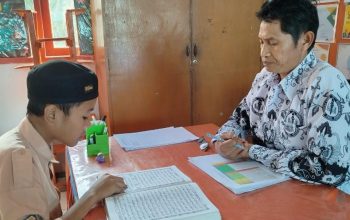 Ketua Ranting  PGRI Tassililu Sinjai Mansur, S.Pd.I Alumni FAI Unismuh Makassar 