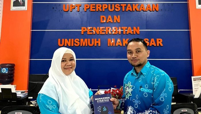 Tendik Unismuh Makassar Nasaruddin, S.Pd, MM  Serahkan Buku ke Perpustakaan Kampus