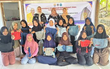PKM Dosen UNM Latih Remaja Putri Arungkeke Jeneponto Sulap Celana Jeans Bekas Jadi Tas Bernilai Jual