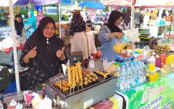 Penjual Bakso Bakar Siarni Senantiasa Menanti Wisuda Unismuh Makassar
