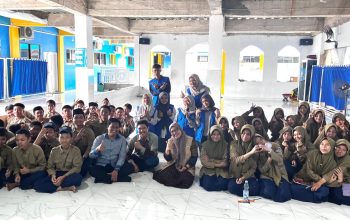 Mahasiswa FISIP Unismuh Makassar Gelar Seminar AIK “Digital Leader” di SMP Muhammadiyah 1 Makassar