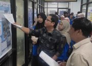 Pameran Poster KKP-PM FISIP Unismuh Makassar Pukau Pengunjung, 40 Karya Mahasiswa Tampil di Menara Iqra