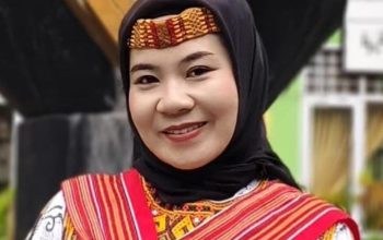 Hajrah Mayanti, S.Pd Dirigen Berbakat dari PGRI Alla Angkat Citra Seni Pendidikan di Porsenijar Enrekang 2025