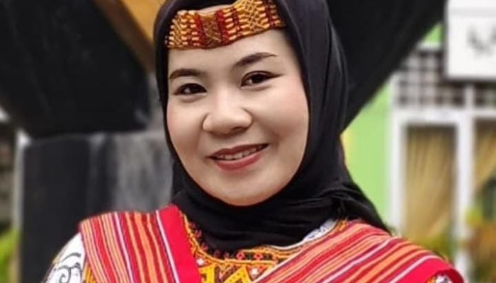 Hajrah Mayanti, S.Pd Dirigen Berbakat dari PGRI Alla Angkat Citra Seni Pendidikan di Porsenijar Enrekang 2025