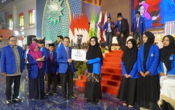 Unismuh Makassar Serahkan Beasiswa BUMM 2025  Senilai Rp 3,8 Miliar, Disaksikan 4.000 Siswa dari 182 Sekolah