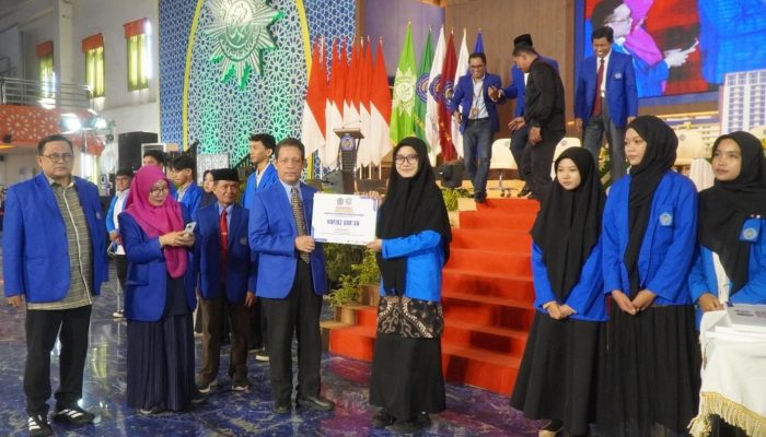 Unismuh Makassar Serahkan Beasiswa BUMM 2025  Senilai Rp 3,8 Miliar, Disaksikan 4.000 Siswa dari 182 Sekolah