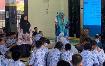 Tim PKM Unismuh Makassar Galakkan Program Sekolah Bebas Sampah di SMP Unismuh