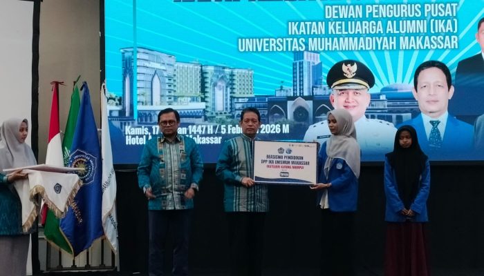 IKA Unismuh Makassar Serahkan Beasiswa dan Luncurkan Kartu Tanda Anggota