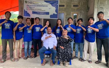 Kepala Desa Tandung Luwu Utara Beri Seragam kepada Mahasiswa KKN UKI Paulus, Dinilai Cerminan Relasi Sosial yang Baik