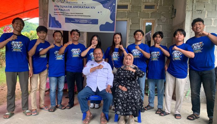 Kepala Desa Tandung Luwu Utara Beri Seragam kepada Mahasiswa KKN UKI Paulus, Dinilai Cerminan Relasi Sosial yang Baik