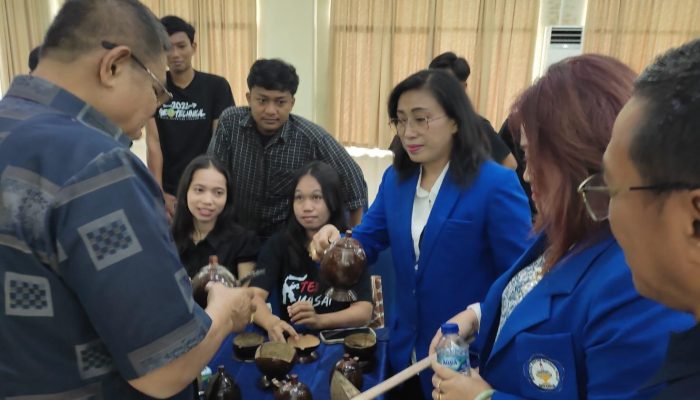 Mahasiswa KKN Tematik UKIP Olah Batok Kelapa Jadi Produk Bernilai Ekonomi Tinggi di Desa Kalotok