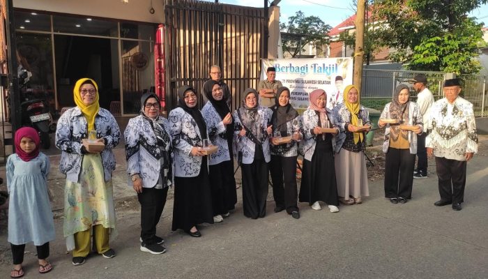 Aksi Sosial PGRI Sulsel Bersama Perempuan PGRI di Bulan Ramadhan, Bagi Takjil di Jl Mappala Makassar