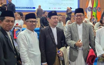 Rektor PTS Turut Hadir Salat Idul Fitri di Unismuh Makassar, Hujan Tak Halangi Antusias Jamaah