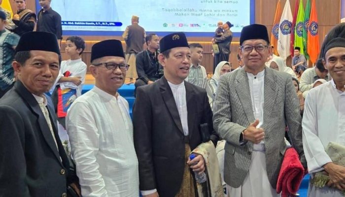 Rektor PTS Turut Hadir Salat Idul Fitri di Unismuh Makassar, Hujan Tak Halangi Antusias Jamaah