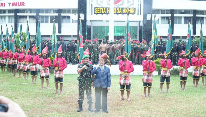 Pangdam XIV Hasanuddin Kukuhkan Rektor Unismuh sebagai Warga Kehormatan