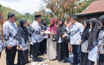 PGRI Anggeraja Enrekang Salurkan Bantuan untuk Korban Kebakaran di Kampung Baru Lakawan