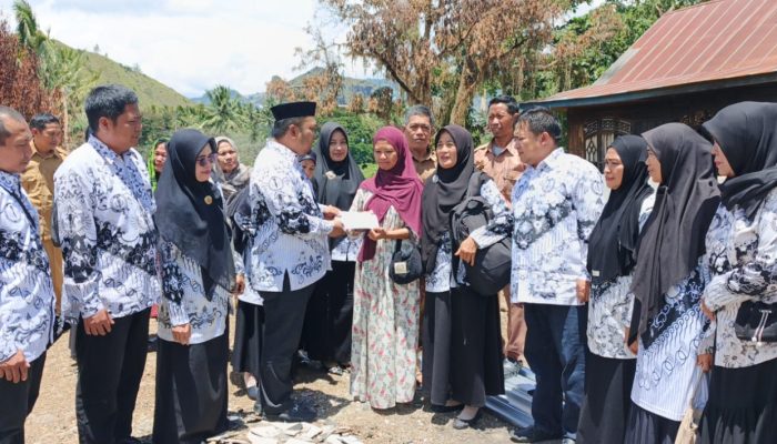PGRI Anggeraja Enrekang Salurkan Bantuan untuk Korban Kebakaran di Kampung Baru Lakawan