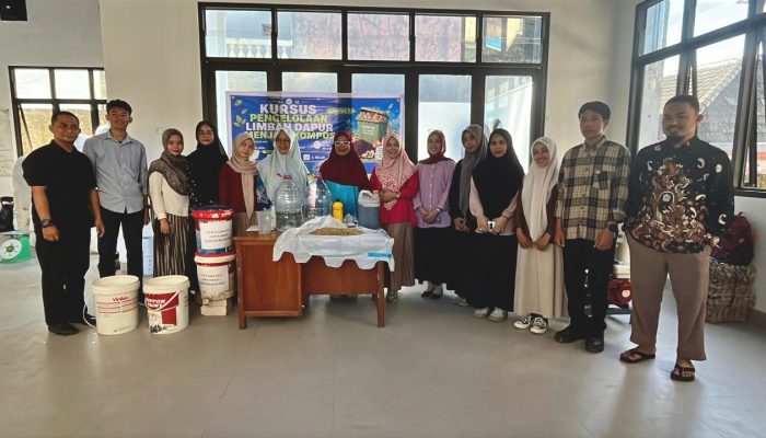 Unismuh Makassar Gelar Pelatihan Pengelolaan Limbah Dapur Jadi Kompos untuk Mahasiswa