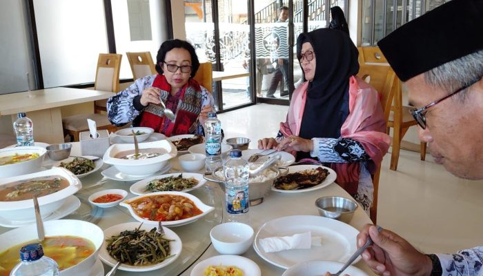 Jelajah Luwu Raya, Ketum PB PGRI Prof Unifah Cicipi Kapurung hingga Durian Otong