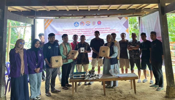 UNIMEN Dampingi Pengrajin Gula Aren Desa Tapong Enrekang Tingkatkan Mutu dan Pemasaran Digital