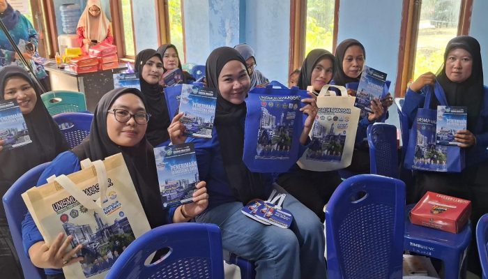 Sambil Edukasi Stunting di Timbuseng Gowa, Tim PKM Unismuh Makassar Sosialisasi PMB 2026/2027 ke Kader Posyandu