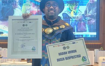 Dekan FISIP Unismuh Raih Penghargaan Dosen Berprestasi, Diganjar Tiket Umroh