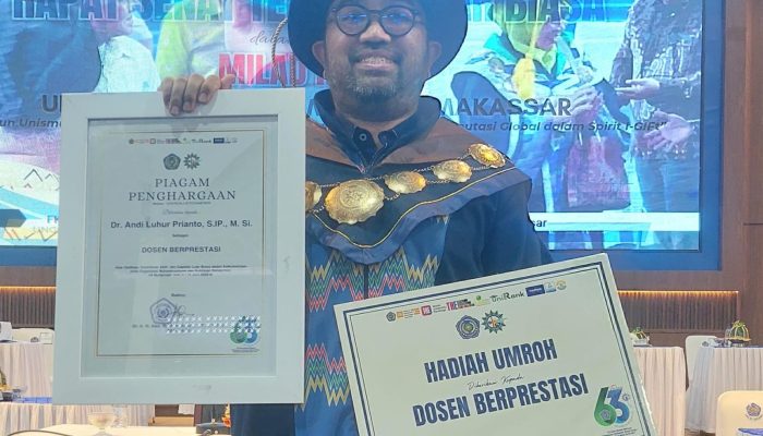 Dekan FISIP Unismuh Raih Penghargaan Dosen Berprestasi, Diganjar Tiket Umroh