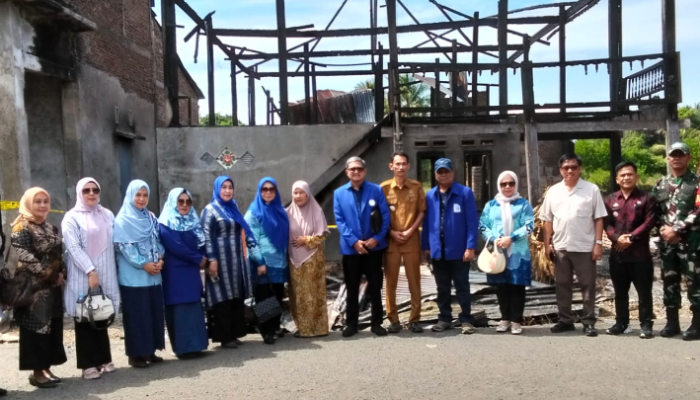 KKDB Salurkan Bantuan untuk Korban Kebakaran di Juppai Barru