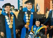 Kaki Belum Pulih, ASN Papua Tengah Tetap Hadiri Wisuda S2 UKI Paulus dengan Kursi Roda