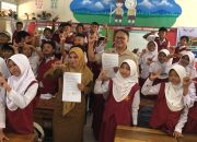Murid SD Inpres Tello Baru 2 Makassar Diajak Menulis Pengalaman Hidup, Rusdin Tompo: Tunjukkan kepada Dunia